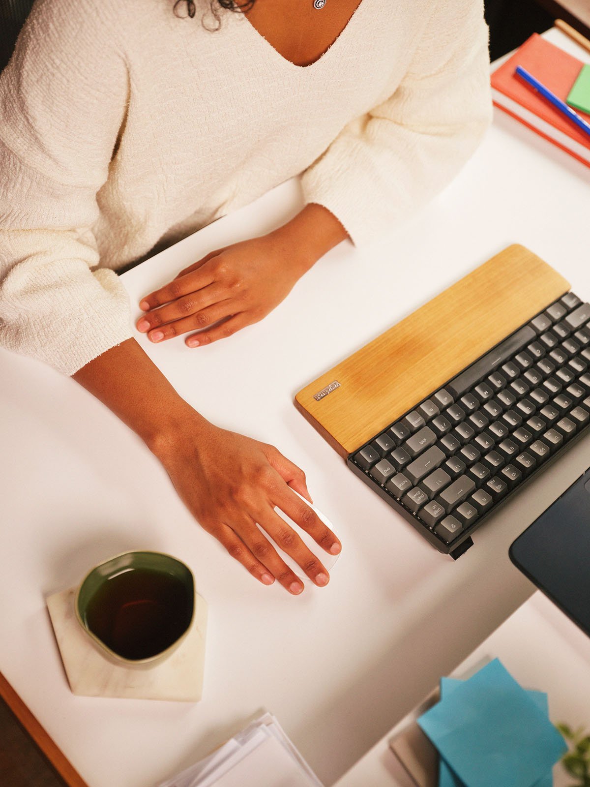 Vue d'une personne au travail sur son portable, montrant son dévouement à la croissance professionnelle, avec une tasse de café noir à côté