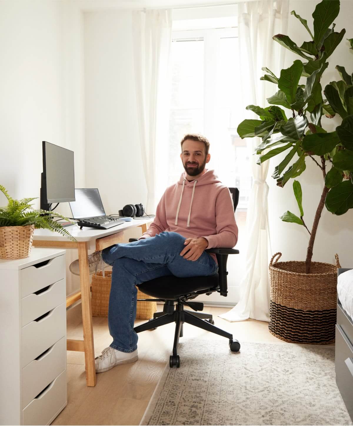 Content de travailler à domicile : un employé engagé, mettant en valeur la productivité et le confort dans un environnement de travail à distance